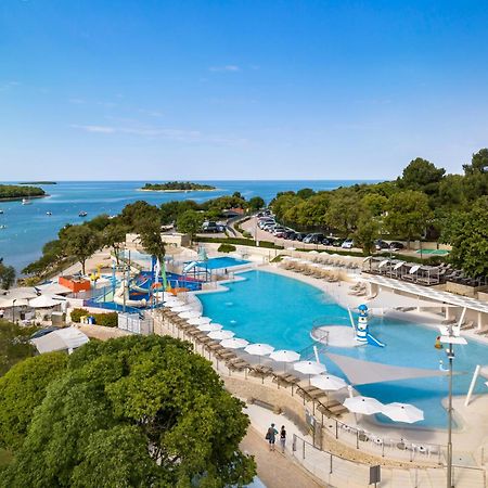 Maistra Camping Vestar Mobile Homes Rovigno Esterno foto The swimming pool at the hotel