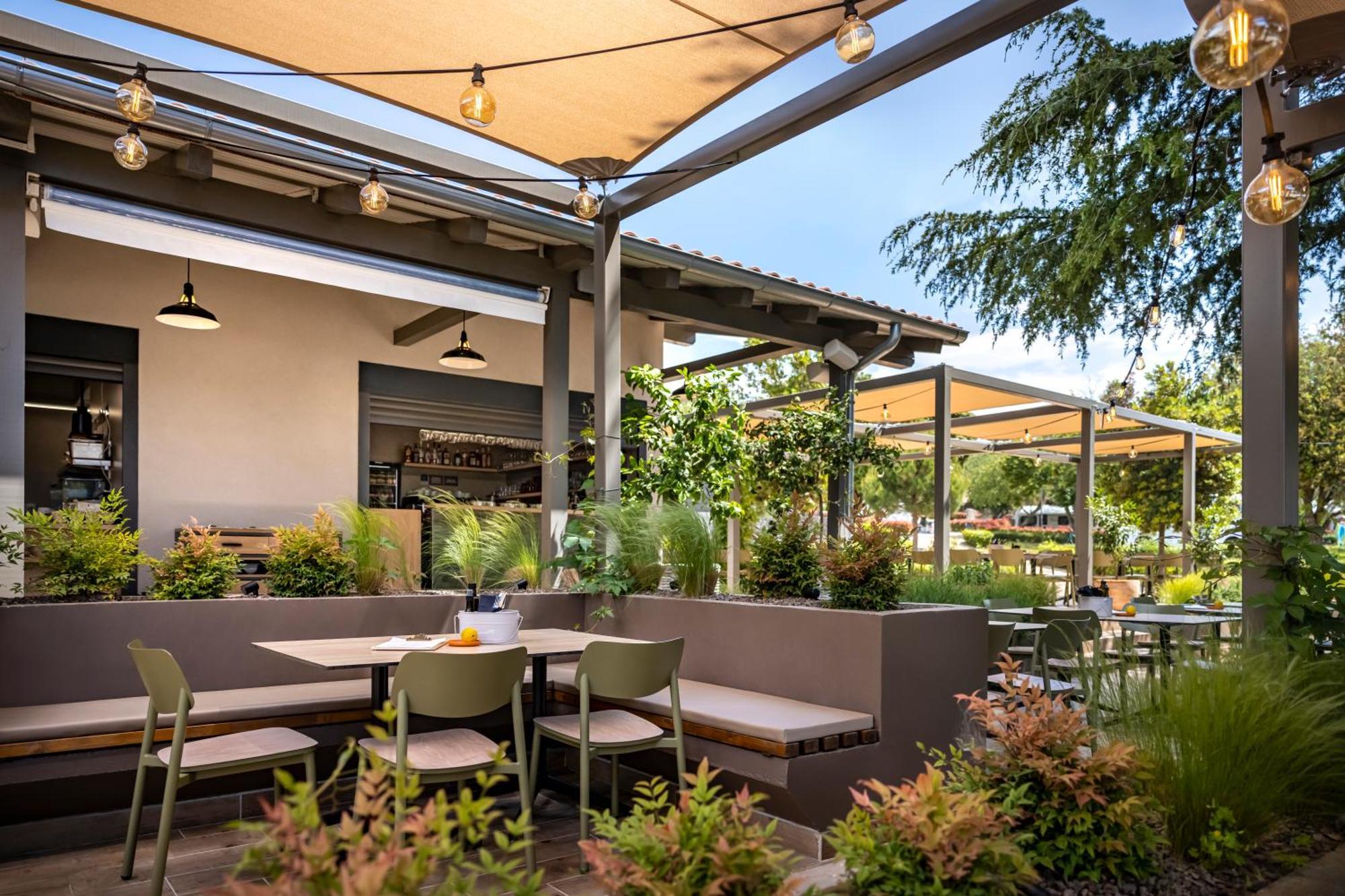 Maistra Camping Vestar Mobile Homes Rovigno Esterno foto The patio at the restaurant