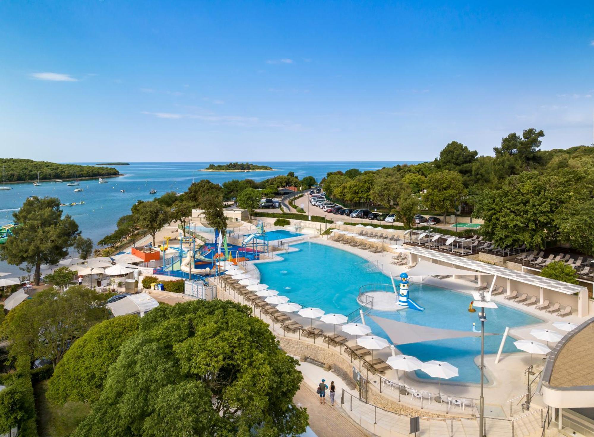 Maistra Camping Vestar Mobile Homes Rovigno Esterno foto The swimming pool at the hotel