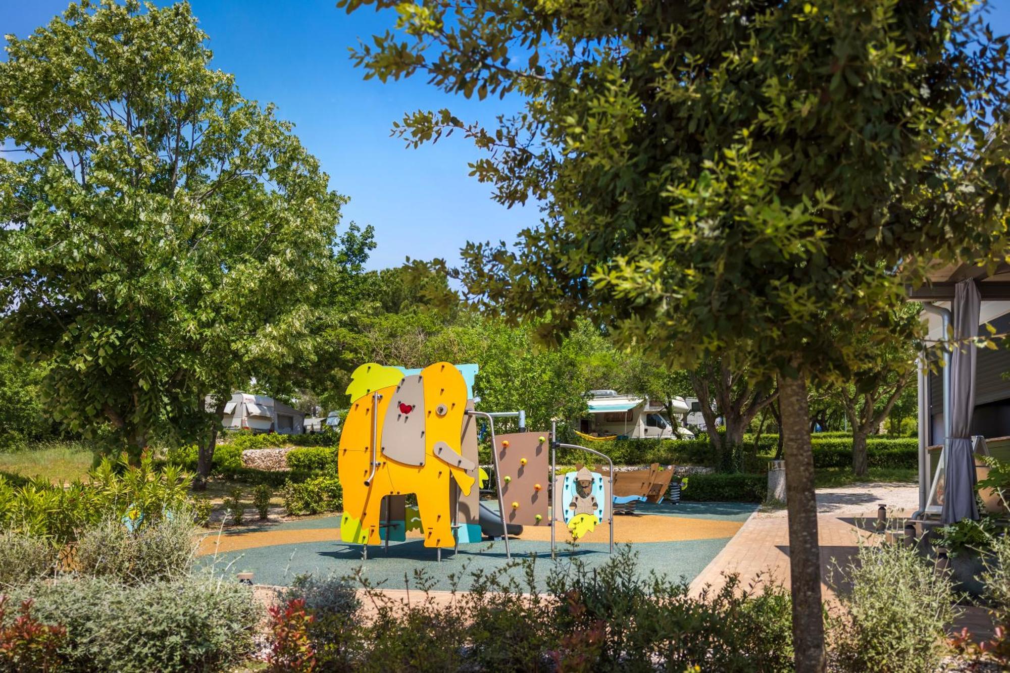 Maistra Camping Vestar Mobile Homes Rovigno Esterno foto Playground at the zoo