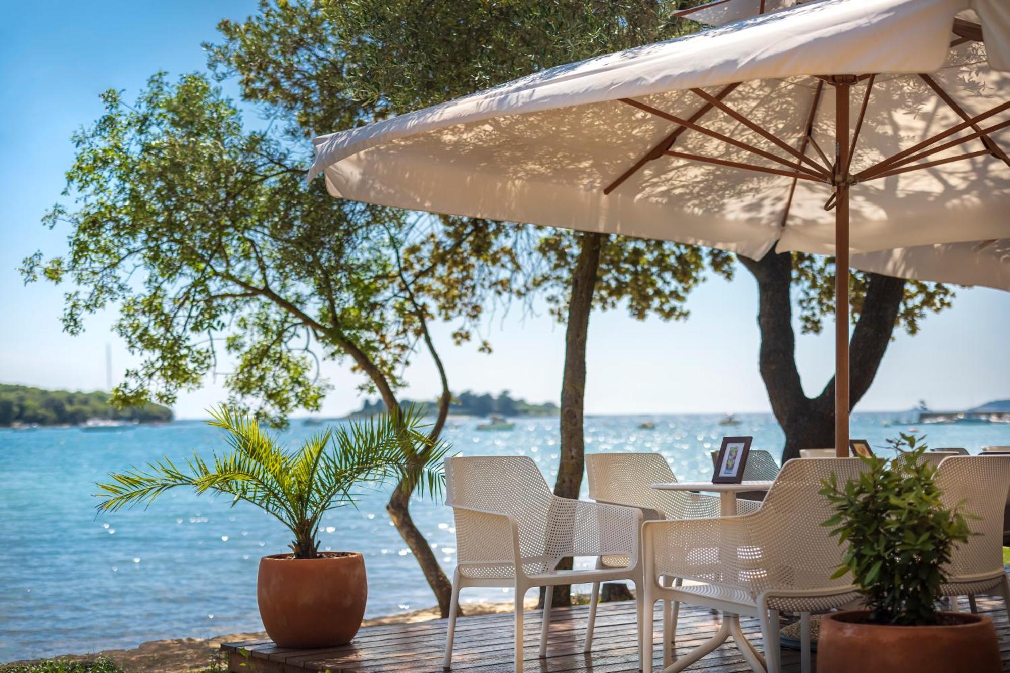 Maistra Camping Vestar Mobile Homes Rovigno Esterno foto A patio umbrella