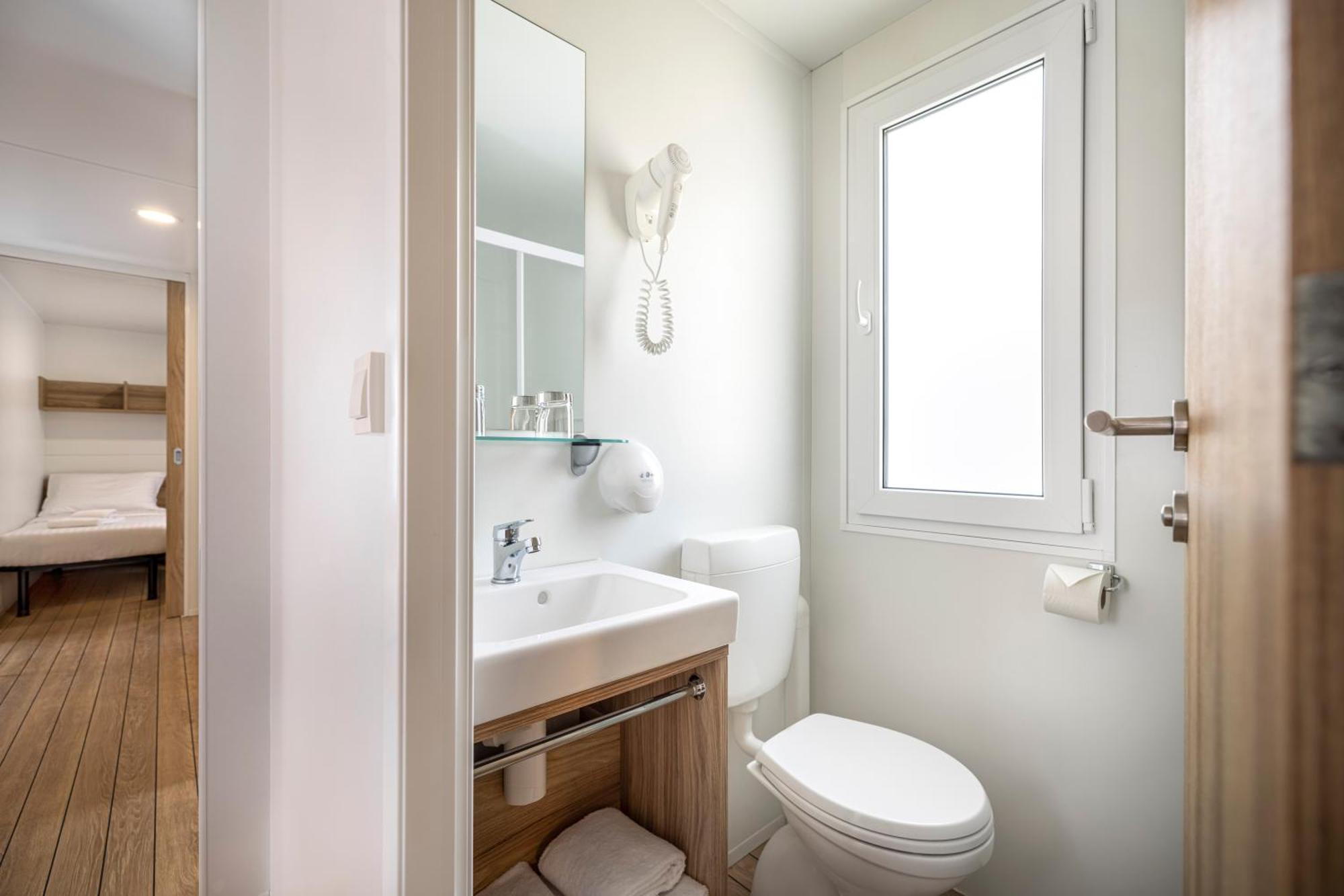 Maistra Camping Vestar Mobile Homes Rovigno Camera foto Bathroom in a mobile home