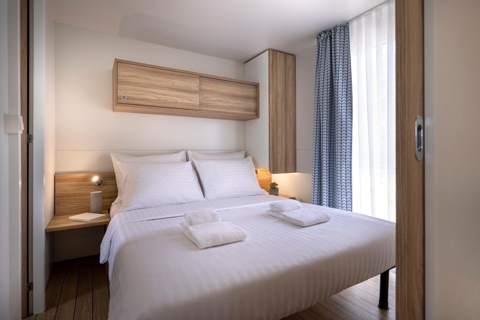 Maistra Camping Vestar Mobile Homes Rovigno Camera foto A bedroom at the Adagio Paris Porte de Versailles