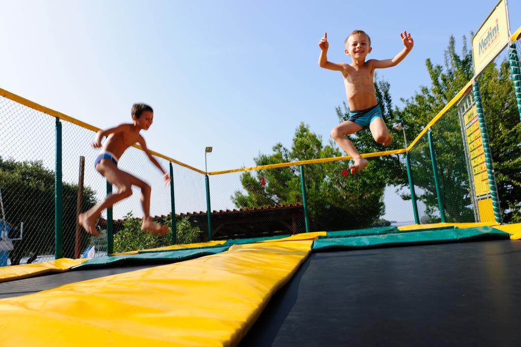 Maistra Camping Vestar Mobile Homes Rovigno Esterno foto Children on a trampoline