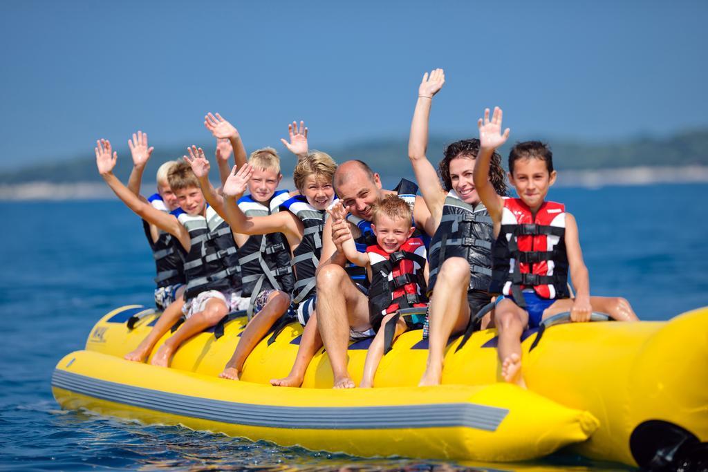 Maistra Camping Vestar Mobile Homes Rovigno Esterno foto A banana boat