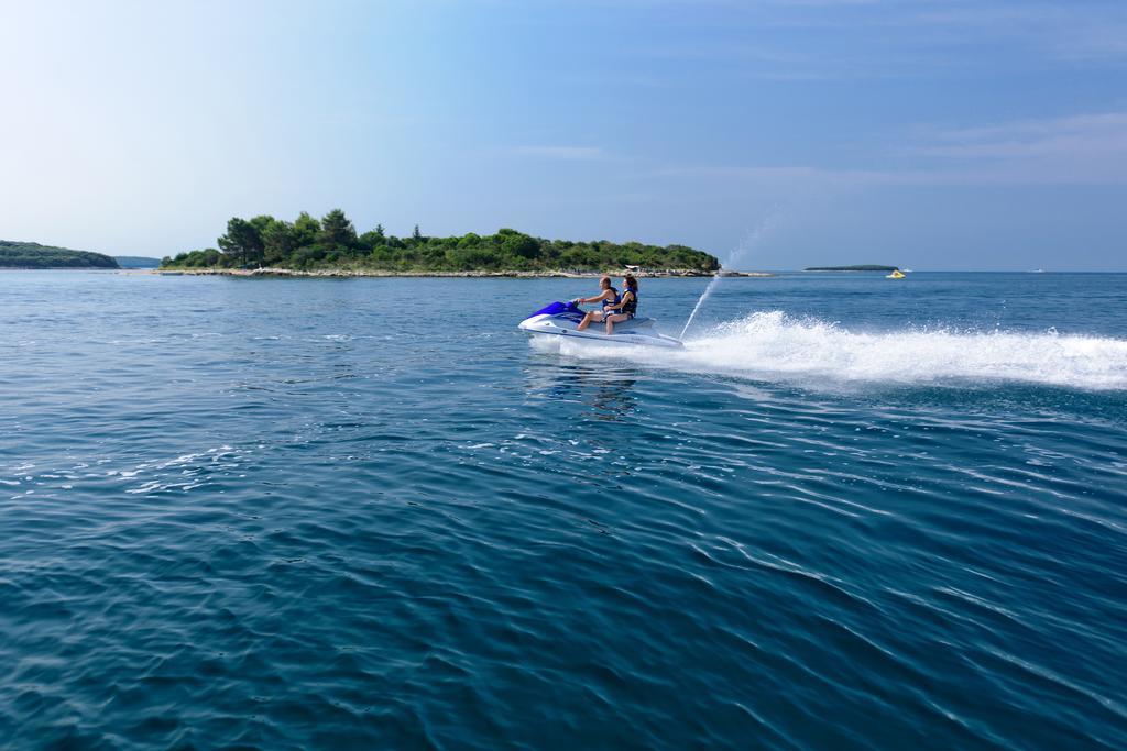 Maistra Camping Vestar Mobile Homes Rovigno Esterno foto Jet skiing in Croatia