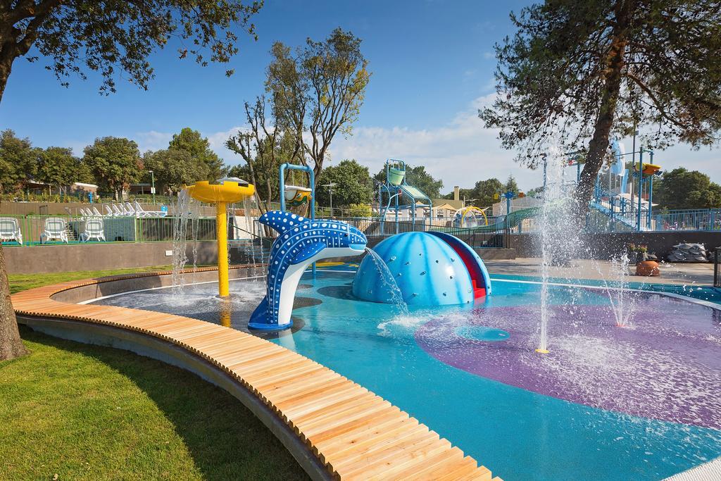 Maistra Camping Vestar Mobile Homes Rovigno Esterno foto Splashpad at the Village