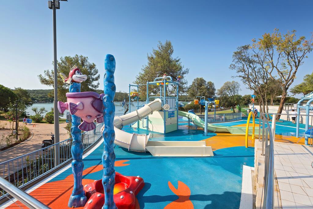 Maistra Camping Vestar Mobile Homes Rovigno Esterno foto The playground at the resort