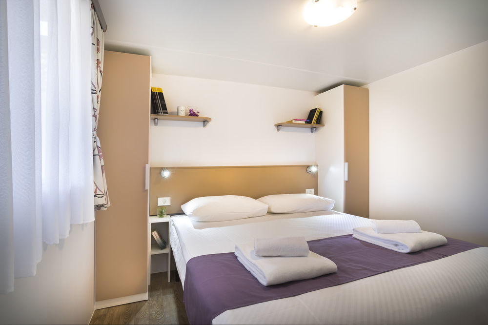 Maistra Camping Vestar Mobile Homes Rovigno Esterno foto A bedroom in a mobile home
