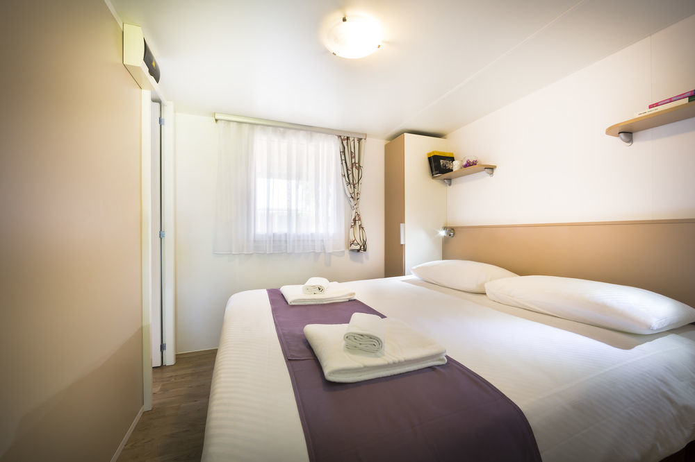 Maistra Camping Vestar Mobile Homes Rovigno Esterno foto A bedroom in a mobile home