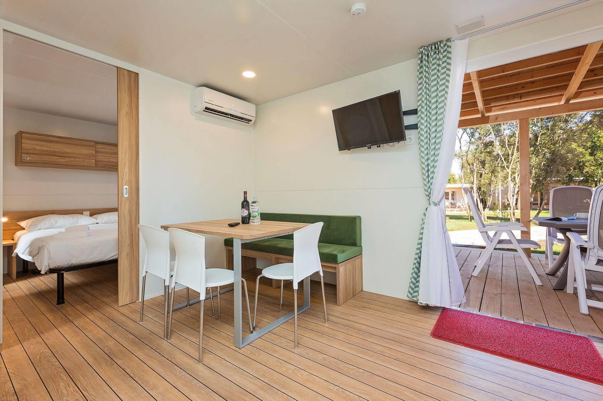 Maistra Camping Vestar Mobile Homes Rovigno Esterno foto Interior of a mobile home
