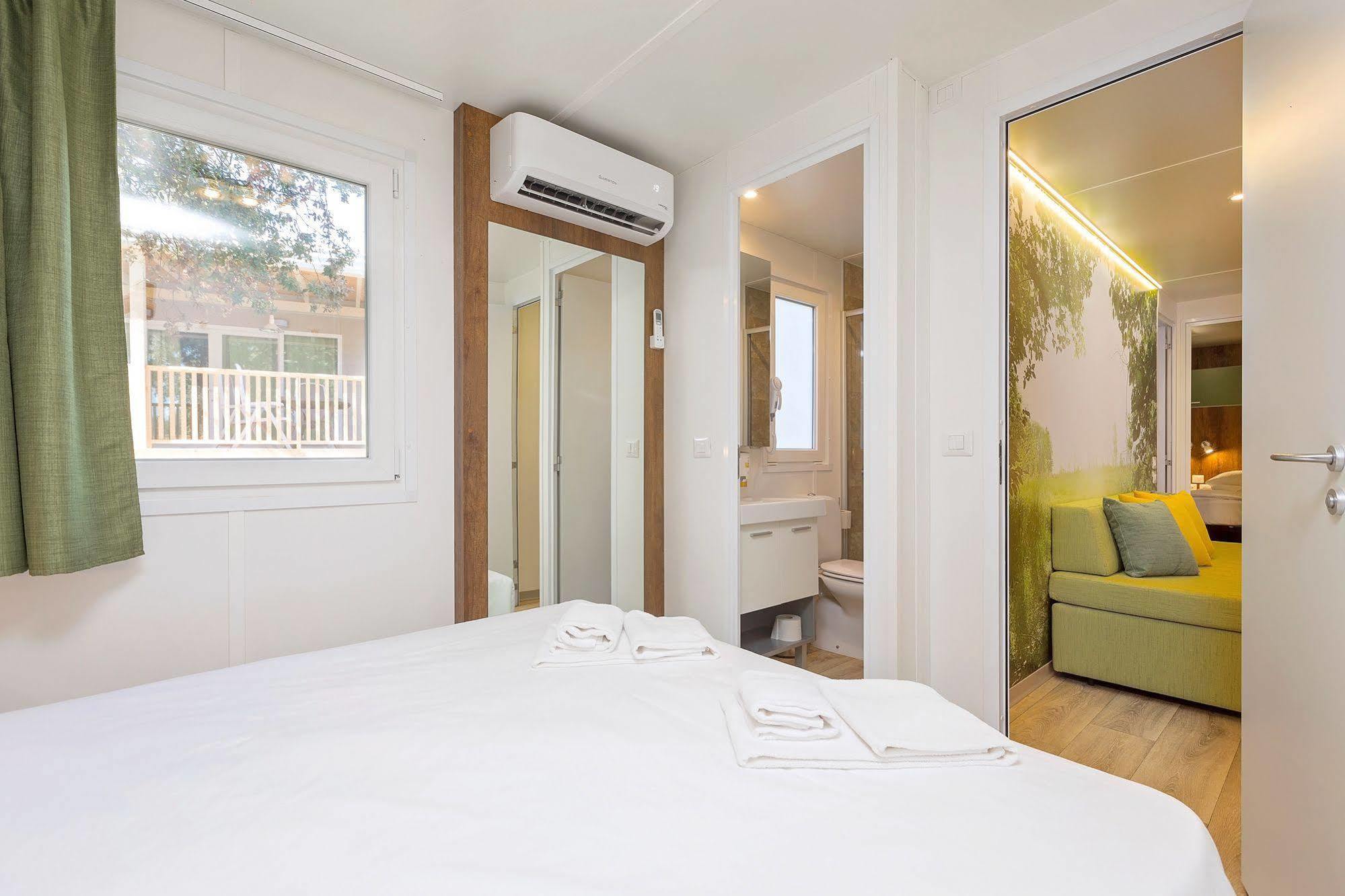 Maistra Camping Vestar Mobile Homes Rovigno Esterno foto A room at the hotel