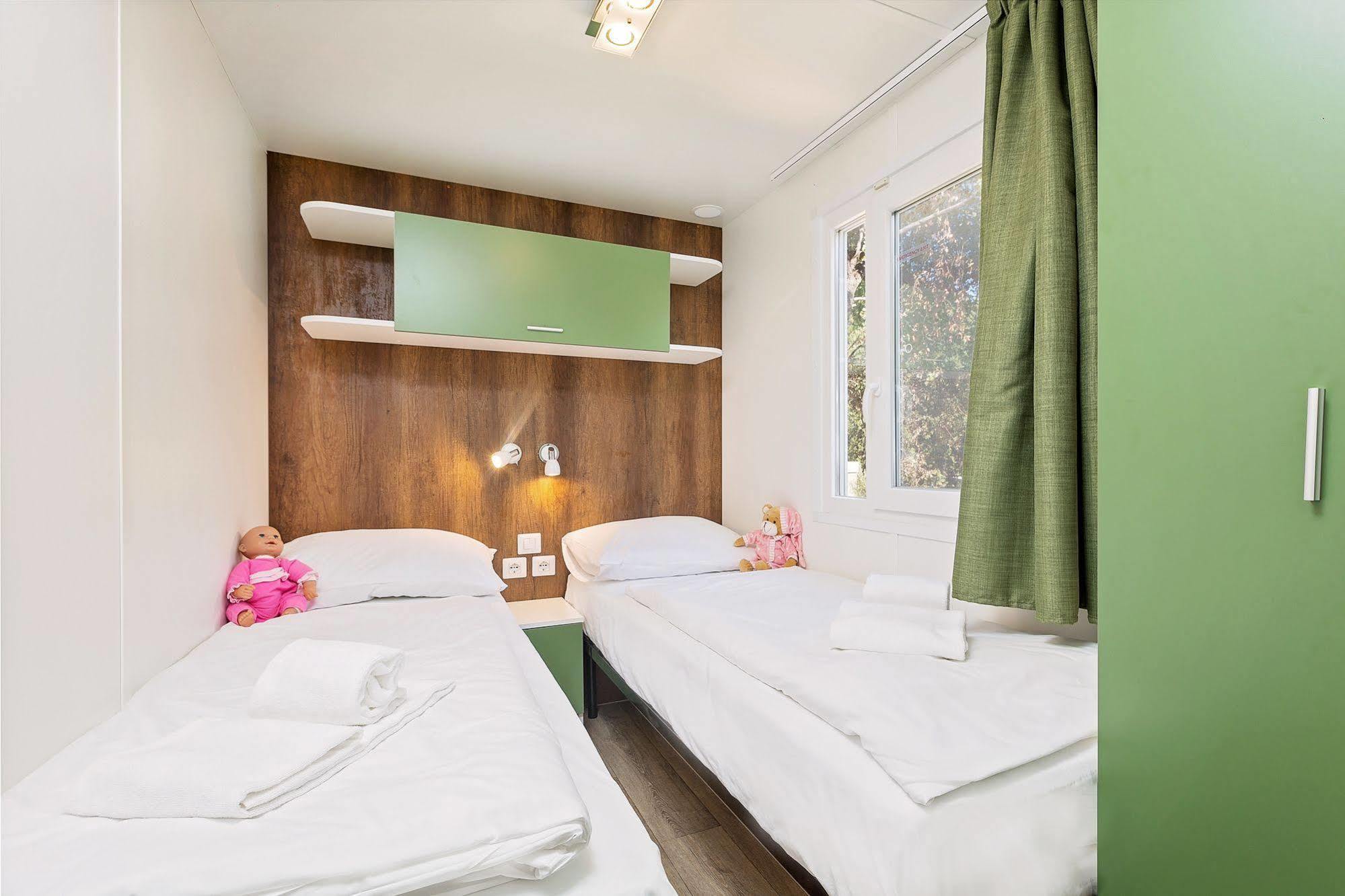 Maistra Camping Vestar Mobile Homes Rovigno Esterno foto A typical bedroom in a mobile home