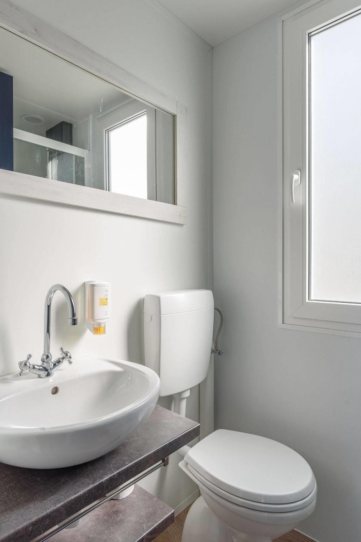 Maistra Camping Vestar Mobile Homes Rovigno Esterno foto A modern bathroom