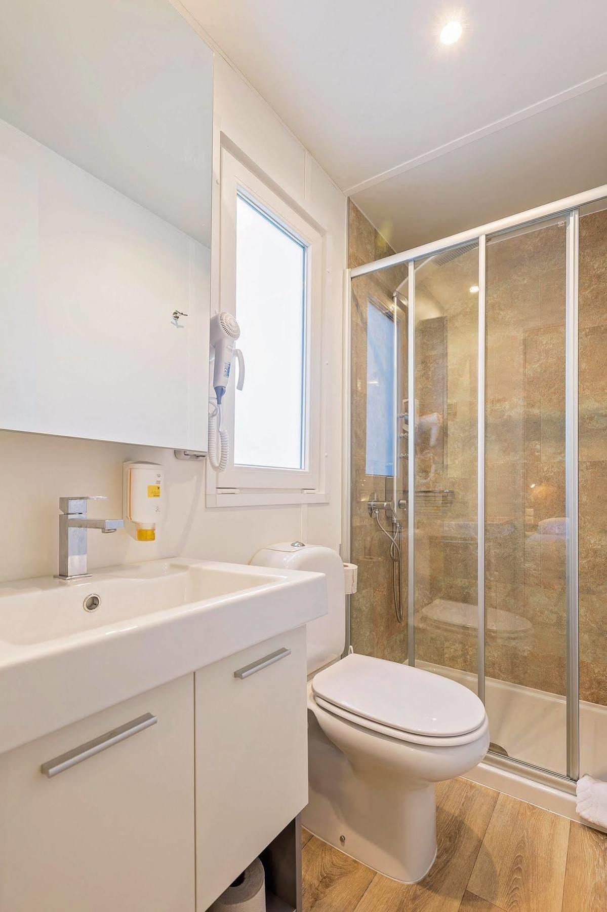 Maistra Camping Vestar Mobile Homes Rovigno Esterno foto A shower enclosure