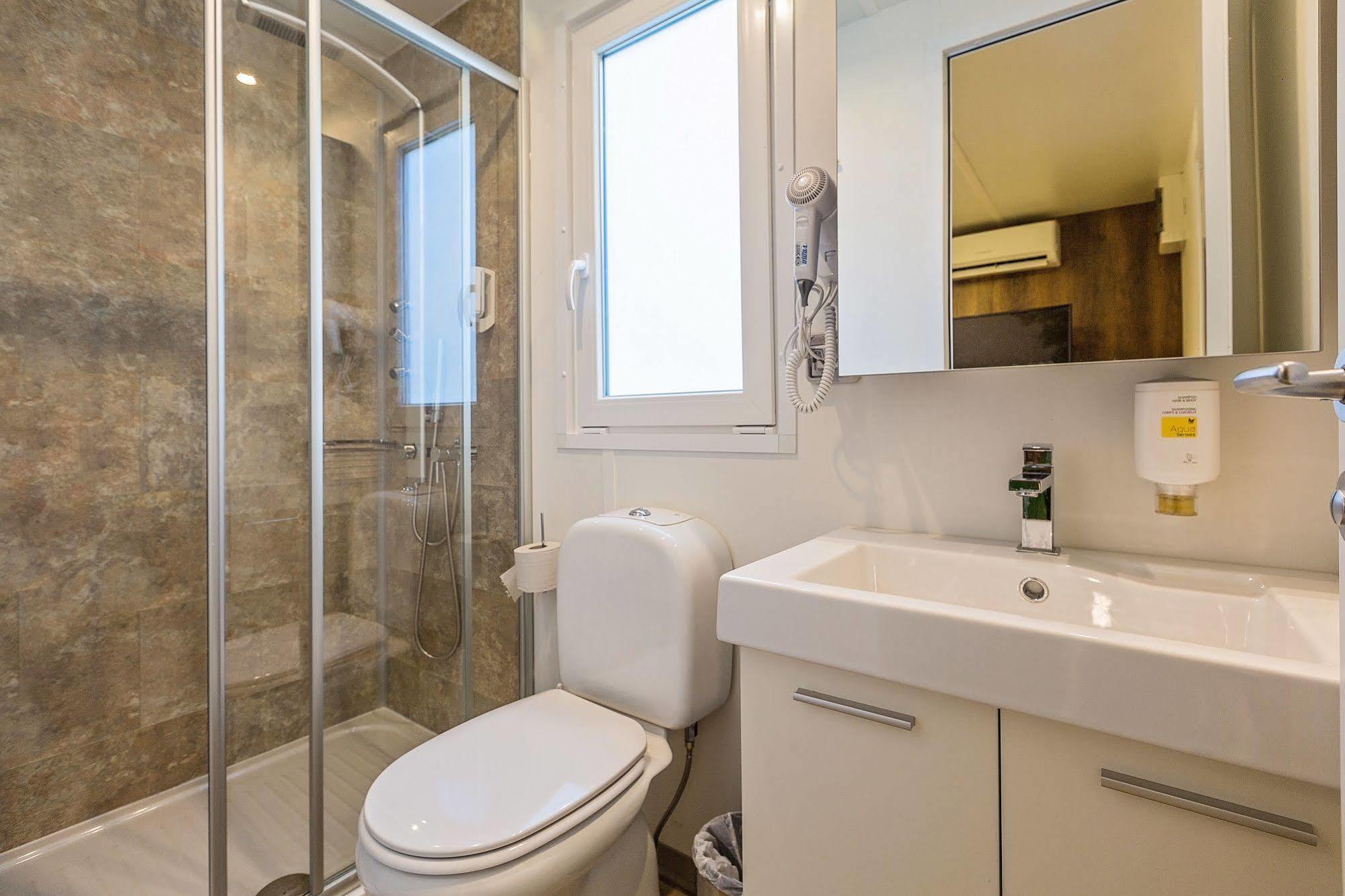 Maistra Camping Vestar Mobile Homes Rovigno Esterno foto Bathroom