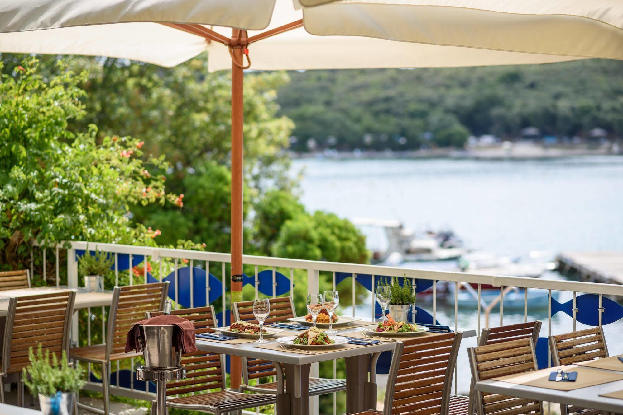 Maistra Camping Vestar Mobile Homes Rovigno Esterno foto Restaurant