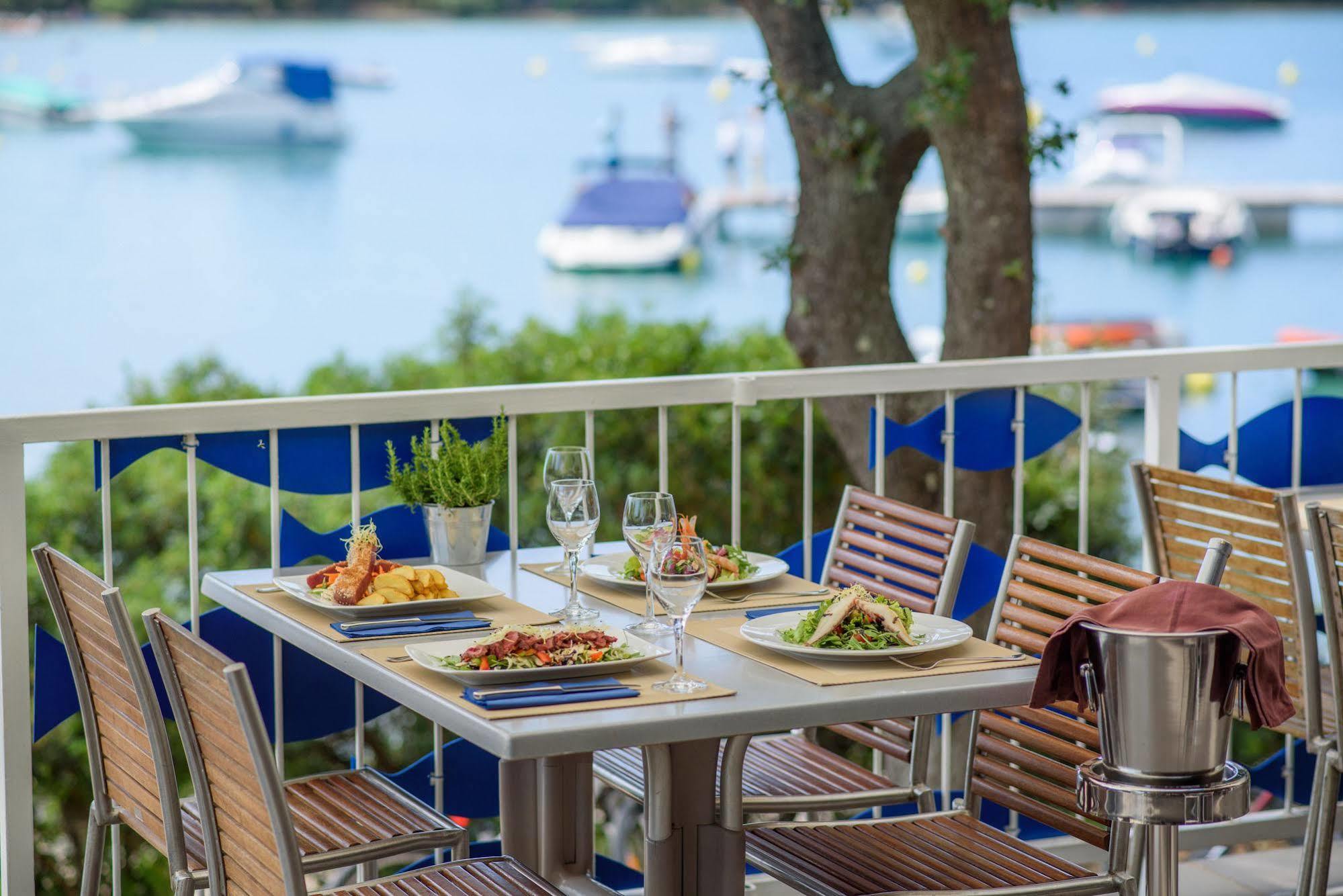 Maistra Camping Vestar Mobile Homes Rovigno Esterno foto The Deck at the Lake House