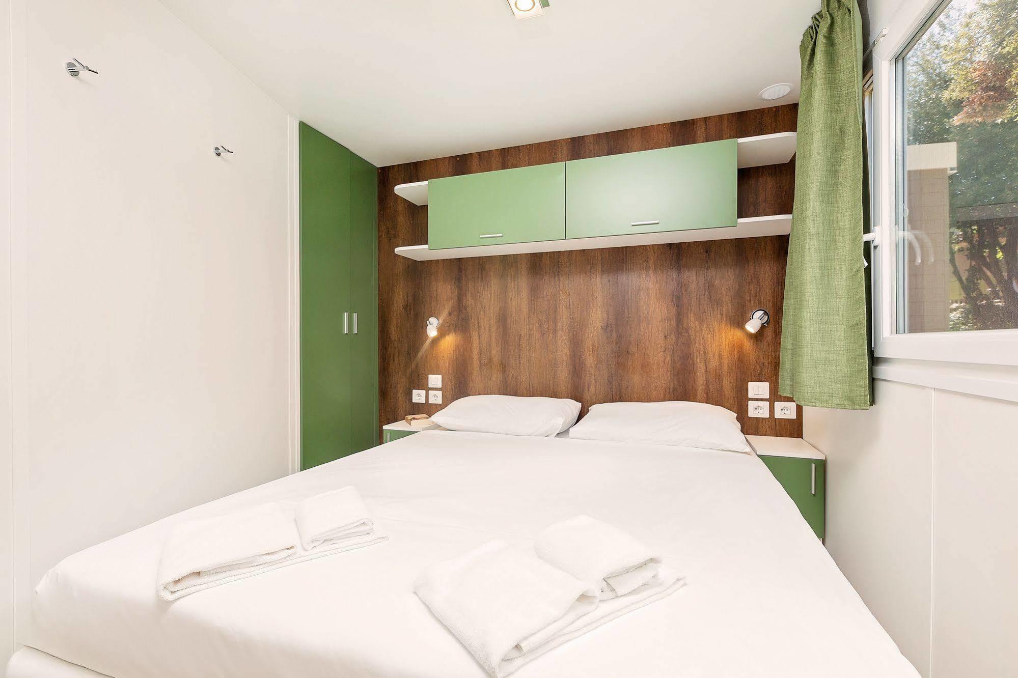 Maistra Camping Vestar Mobile Homes Rovigno Esterno foto Bedroom in a mobile home