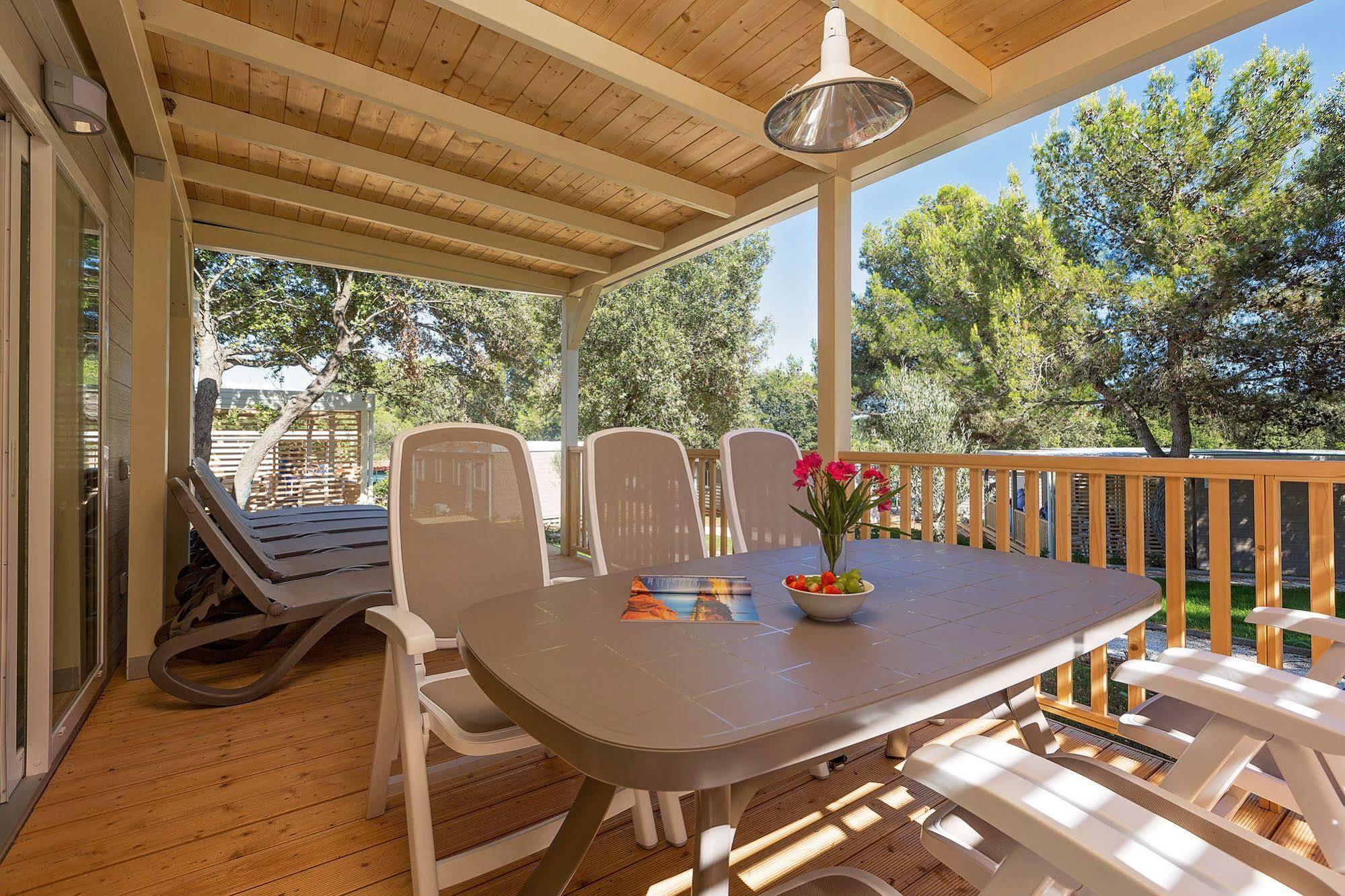 Maistra Camping Vestar Mobile Homes Rovigno Esterno foto A veranda