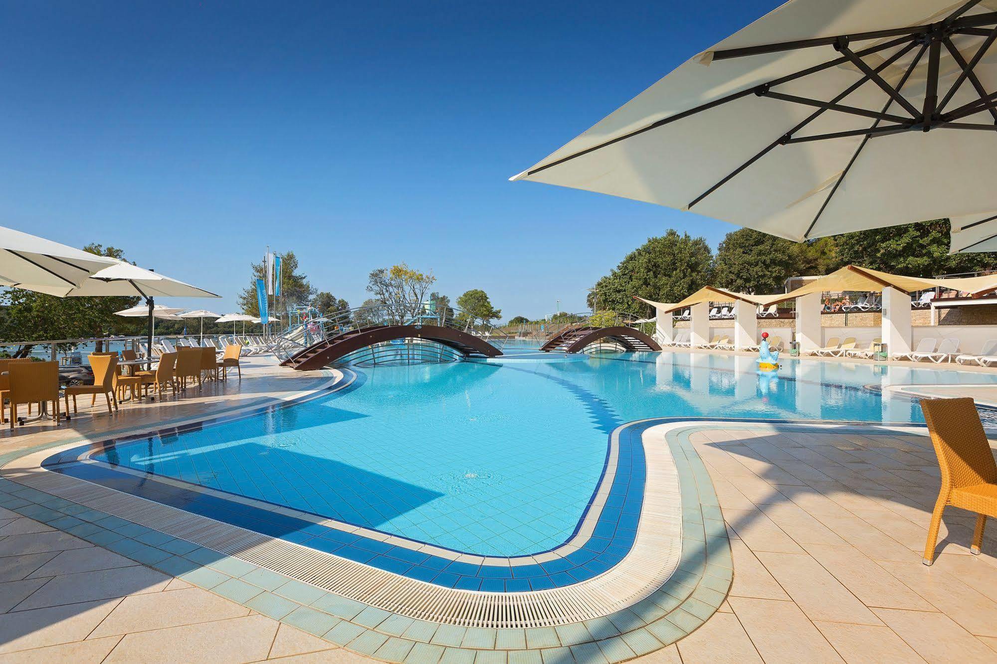 Maistra Camping Vestar Mobile Homes Rovigno Esterno foto The swimming pool at the hotel