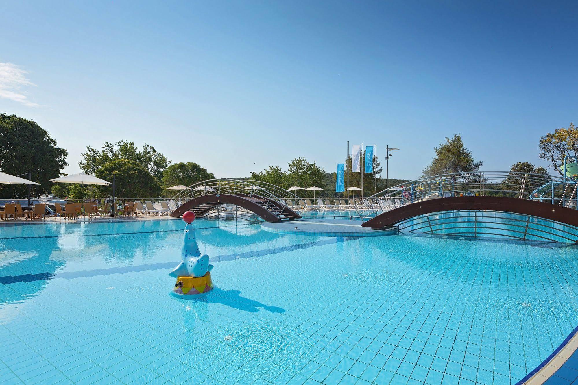 Maistra Camping Vestar Mobile Homes Rovigno Esterno foto The swimming pool at the Water Park